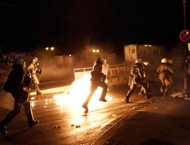 Mάχες σώμα με σώμα έξω από την Βουλή: Κουκουλοφόροι τα έκαναν όλα μπάχαλο (φωτό, βίντεο)